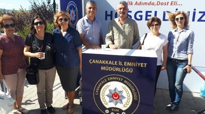 &Ccedil;anakkale İl Emniyet M&uuml;d&uuml;rl&uuml;ğ&uuml; &Ouml;ğrencileri &rsquo; İlk Adımda, Dost Eli&rsquo; Standıyla Bilgilendirdi