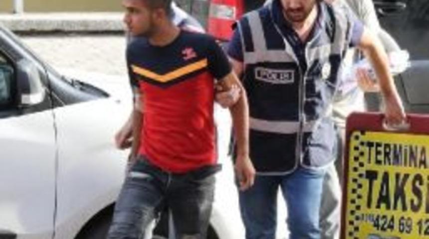 &Uuml;niversiteli Kızın Cep Telefonunu Gasp Etti