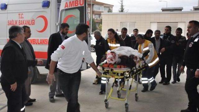 MANDALİNA YÜKLÜ TIR, PARK HALİNDEKİ TIR'A ÇARPTI: 6 YARALI