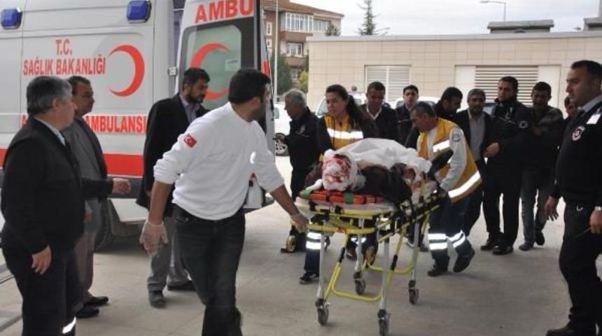 MANDALİNA Y&Uuml;KL&Uuml; TIR, PARK HALİNDEKİ TIR'A &Ccedil;ARPTI: 6 YARALI