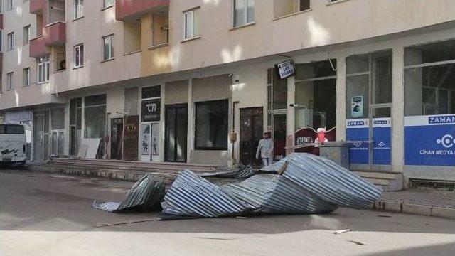 Erzurum’da Fırtına Çatıları Uçurdu