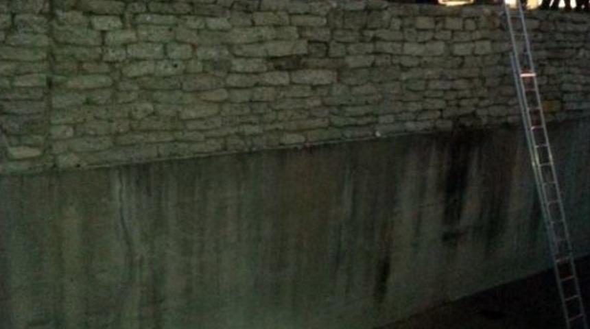 EHLİYETSİZ S&Uuml;R&Uuml;C&Uuml; POLİSTEN KA&Ccedil;ARKEN 10 METRE Y&Uuml;KSEKLİKTEN ATLADI