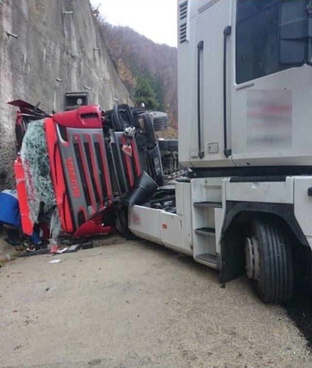 Bursa-ankara Karayolunda İki Tır Çarpıştı: 6 Yaralı