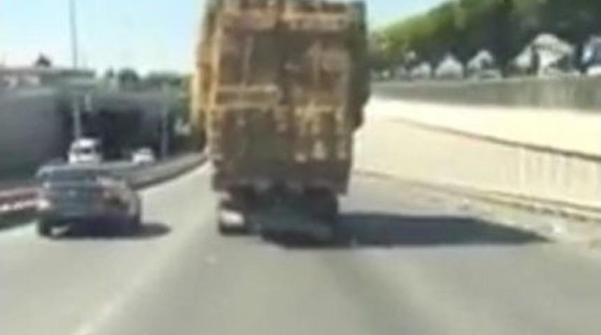 Saman Yüklü Kamyon Trafikte Zor Anlar Yaşattı