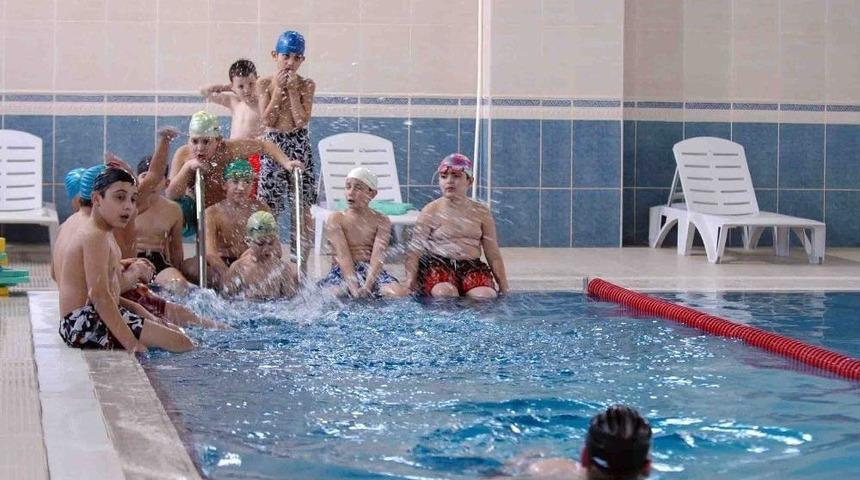 Bağcılar’da Öğrenciler Havuzlardan Ücretsiz Yararlanıyor