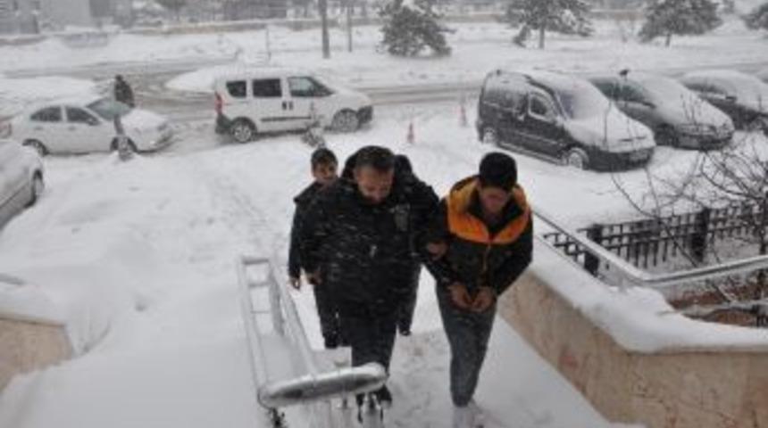 Hırsızlık Zanlıları Tutuklandı