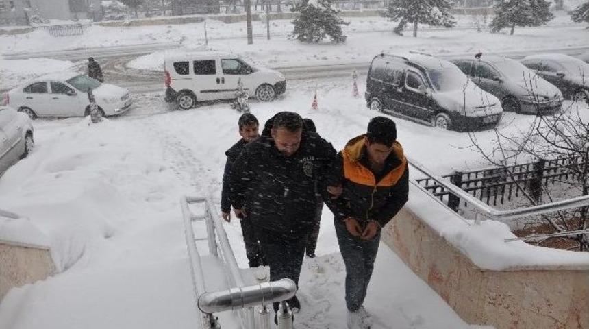 Okuldan Hırsızlık Yapan Zanlılar Yakalandı