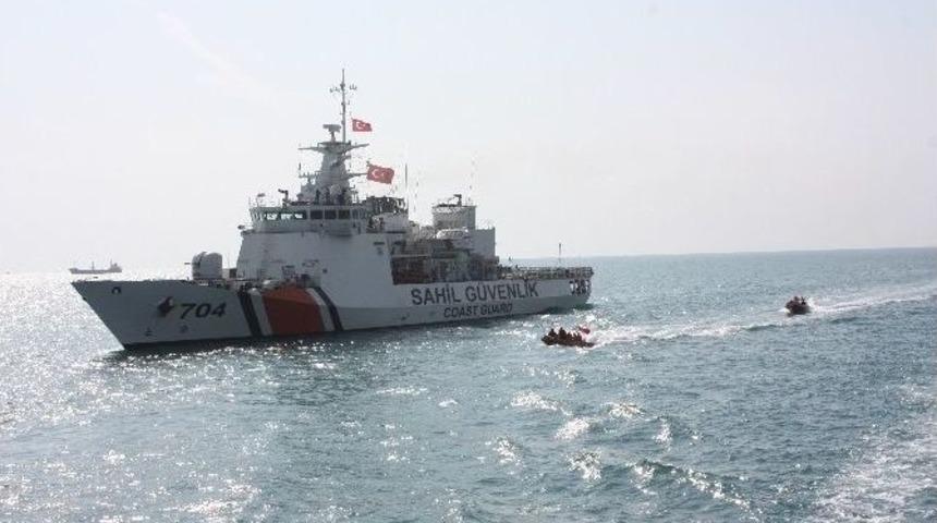 300 Ka&ccedil;ak G&ouml;&ccedil;menle S&uuml;r&uuml;klenen Gemiye Sahil G&uuml;venlik M&uuml;dahale Etti