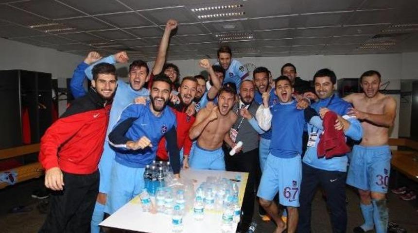 TRABZONSPOR SOYUNMA ODASINDA B&Ouml;YLE SEVİNDİ