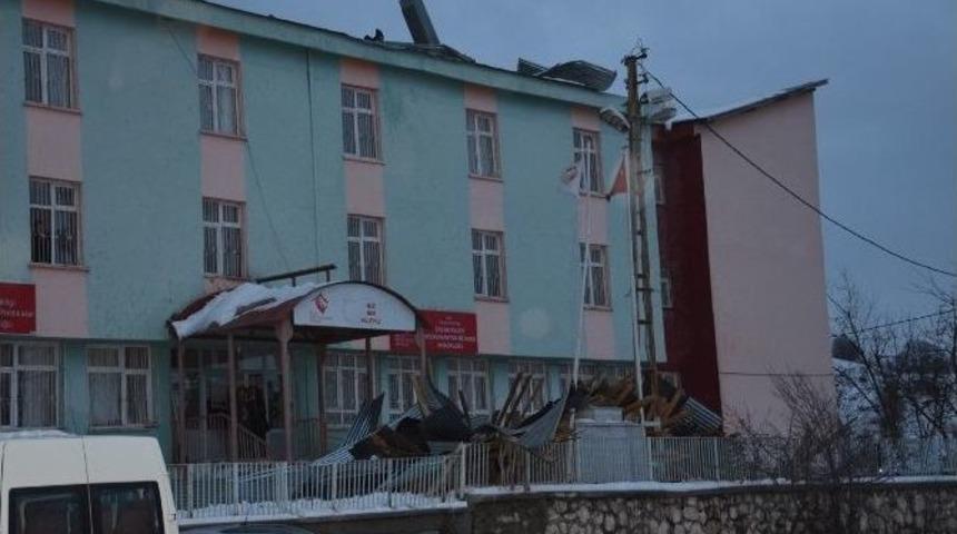 Fırtına &Ccedil;atıları U&ccedil;urdu, Ağa&ccedil;ları K&ouml;k&uuml;nden S&ouml;kt&uuml;