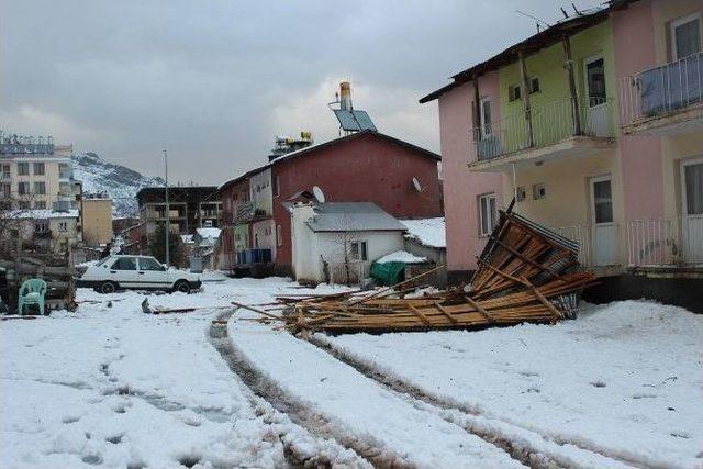 Fırtına Çatıları Uçurdu, Ağaçları Kökünden Söktü 2