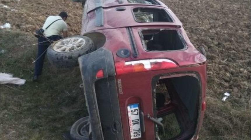 Yoldan Çıkan Hafif Ticari Araç Tarlaya Uçtu: 1 Yaralı