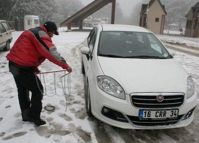 Ekmeklerini Yolda Kalan Ara&ccedil;lara Zincir Takarak &Ccedil;ıkartıyorlar 2