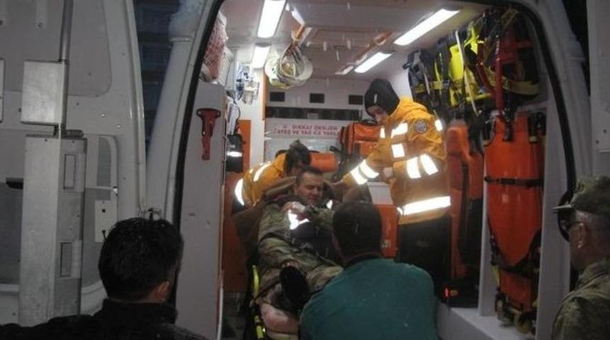 &Ouml;nce Ambulansa Sonra Askeri Araca &Ccedil;arptı: 2 Yaralı