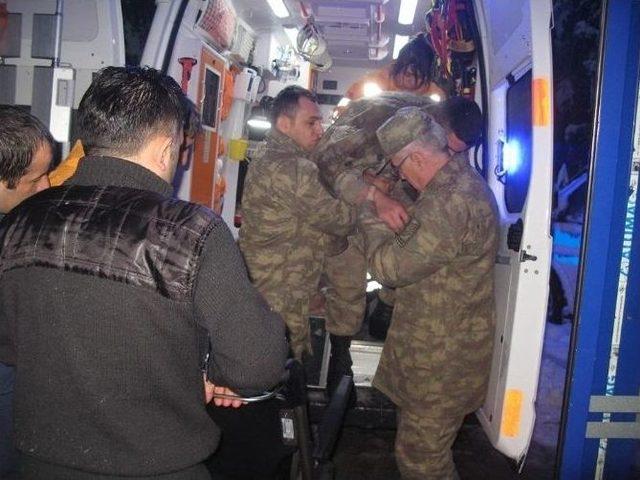 &Ouml;nce Ambulansa Sonra Askeri Araca &Ccedil;arptı: 2 Yaralı 1