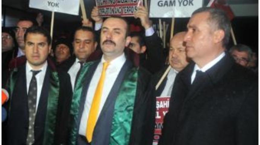 Yasa Dışı Dinlemeden G&ouml;zaltına Alınan Polisler Adliyede (3)