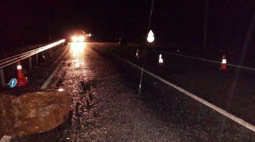 Karab&uuml;k-yenice Karayoluna Kaya Par&ccedil;aları D&uuml;şt&uuml;