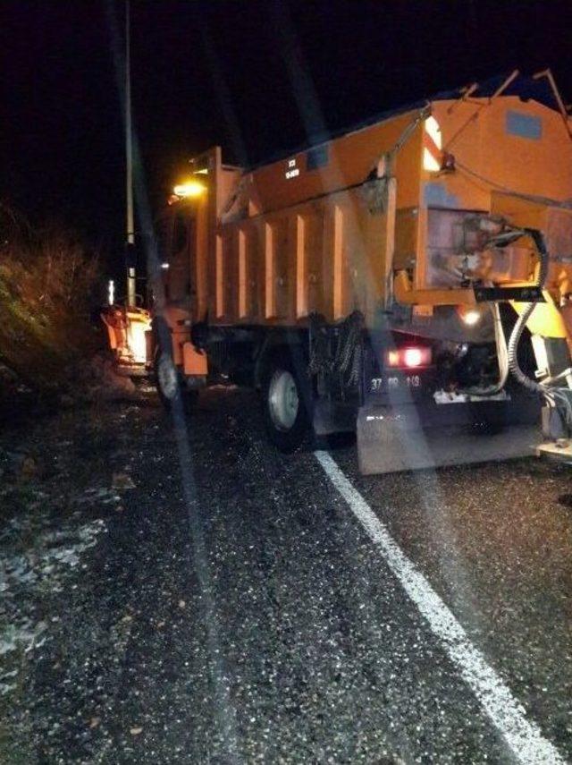 Karabük-yenice Karayoluna Kaya Parçaları Düştü