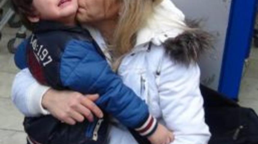 KAZADA ŞOKA GİREN OĞLUNU &Ouml;PEREK SAKİNLEŞTİRDİ