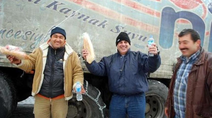 Mahsur Kalan Yolculara Kumanya Dağıtıldı