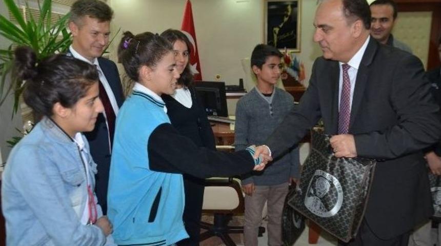 Polis, Arıcak Ve Alacakaya&rsquo;dan Gelen &Ouml;ğrencilere Tarihi Yerleri Gezdirdi