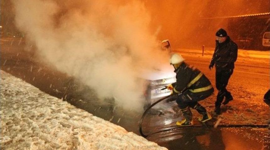 Seyir Halindeki Otomobil Alev Aldı