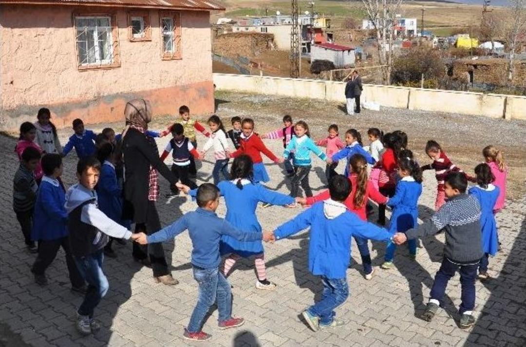 İstanbul&rsquo;dan Doğuya Gelen Senan &Ouml;ğretmen &Ouml;ğrencilerine Sevgi Dilini Aşılıyor