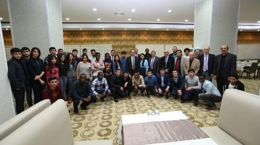 Rekt&ouml;r Coşkun Yabancı Uyruklu &Ouml;ğrencilerle Buluştu