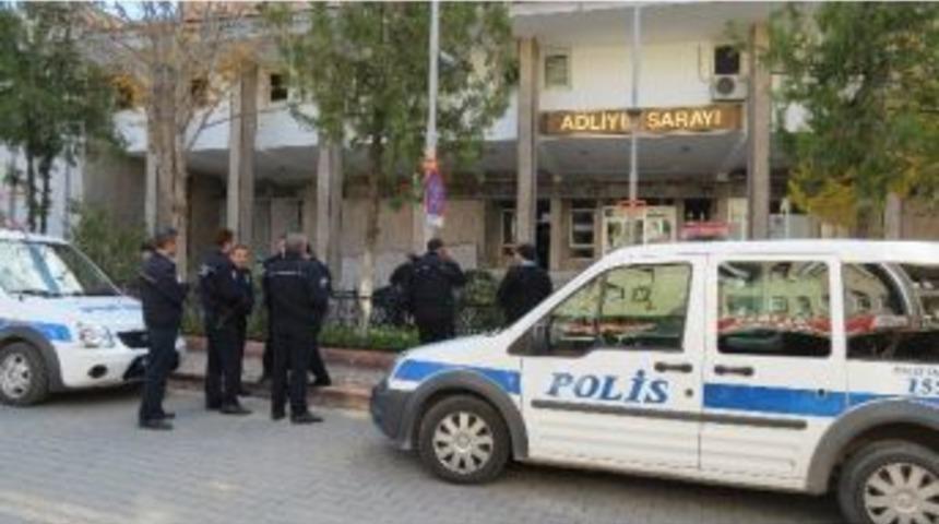 Adliye &Ouml;n&uuml;nde Silahlı Saldırganlara Saldırı: 4 G&ouml;zaltı