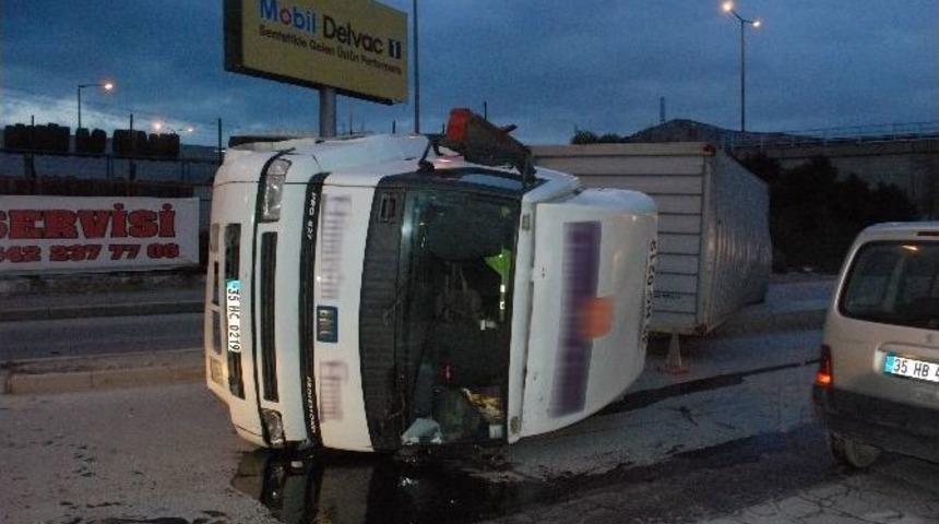 Bornova&rsquo;da Tır Devrildi S&uuml;r&uuml;c&uuml; Yaralandı