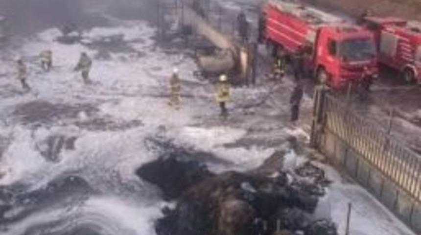 İzmir&rsquo;de Kimya Fabrikasında Korkutan Yangın