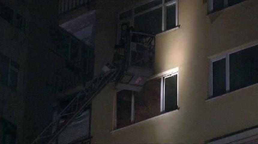 Kadık&ouml;y'de Yangın &Ccedil;ıkan Apartman Tahliye Edildi