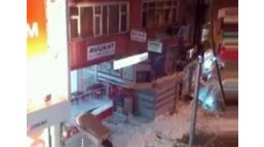 Kar K&uuml;tleleri Otomobilin &Uuml;zerine D&uuml;şt&uuml;