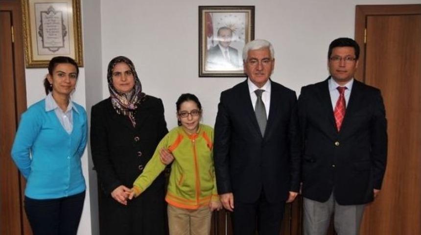 Vali Koca&rsquo;dan Bedensel Engelli Neslihan Kılı&ccedil;oğlu&rsquo;na &Ouml;d&uuml;l