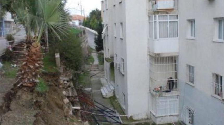 Bir B&ouml;l&uuml;m&uuml; Yıkılan İstinat Duvarı Tehlike Sa&ccedil;ıyor