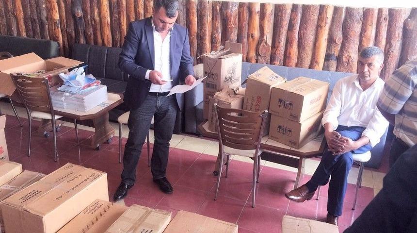 Sanat&ccedil;ı Mine Kuş, Sarıkamış&rsquo;ta &Ouml;ğrencilere Kırtasiye Yardımı Yaptı