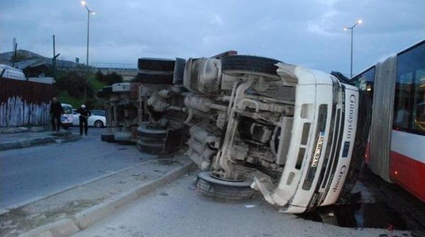 Buzlanan Yolda Tır Devrildi: 1 Yaralı