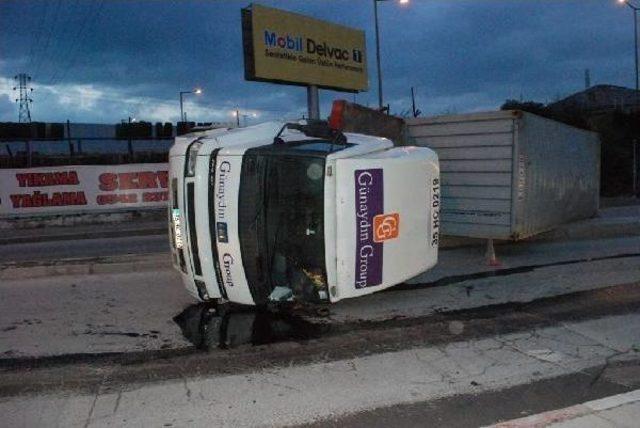 Buzlanan Yolda Tır Devrildi: 1 Yaralı