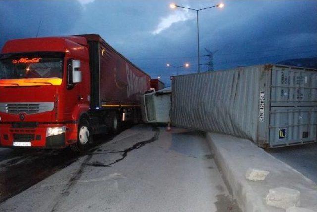 Buzlanan Yolda Tır Devrildi: 1 Yaralı