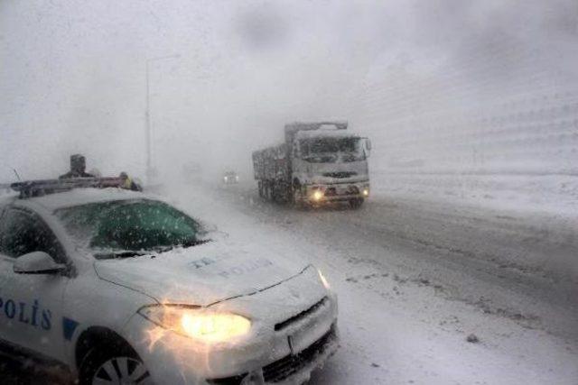 Yoğun Kar Yağışı Bolu Dağı'nda Ulaşımı Etkiliyor