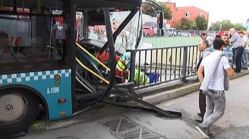 Gaziosmanpaşa'da &Ouml;zel Halk Otob&uuml;s&uuml; Bariyerlere &Ccedil;arptı: 4 Yaralı