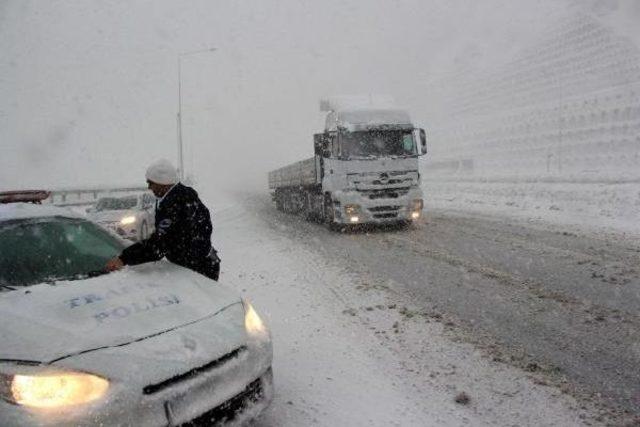 Yoğun Kar Yağışı Bolu Dağı'nda Ulaşımı Etkiliyor