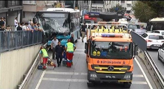 Gaziosmanpaşa'da Özel Halk Otobüsü Bariyerlere Çarptı: 4 Yaralı