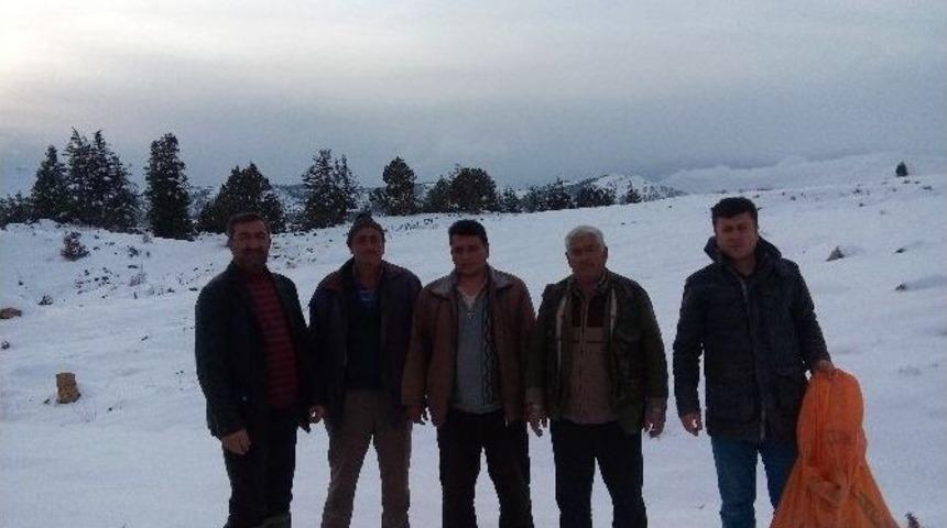 Sarıveliler&rsquo;de Keklikler İ&ccedil;in Yol Kenarlarına Yem Bırakıldı