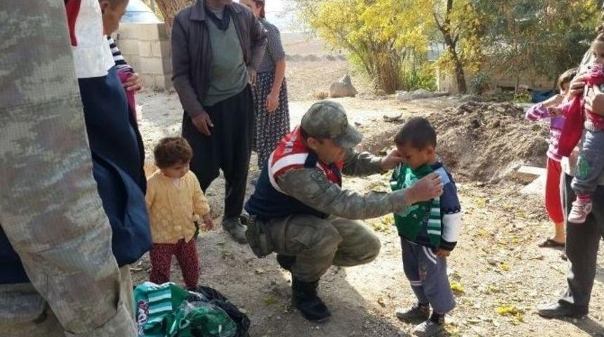 Jandarma, K&ouml;y &Ccedil;ocuklarına Kazak Dağıttı