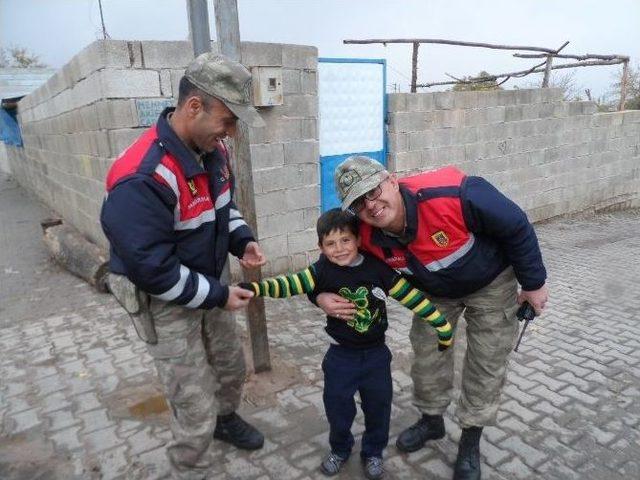 Jandarma, Köy Çocuklarına Kazak Dağıttı