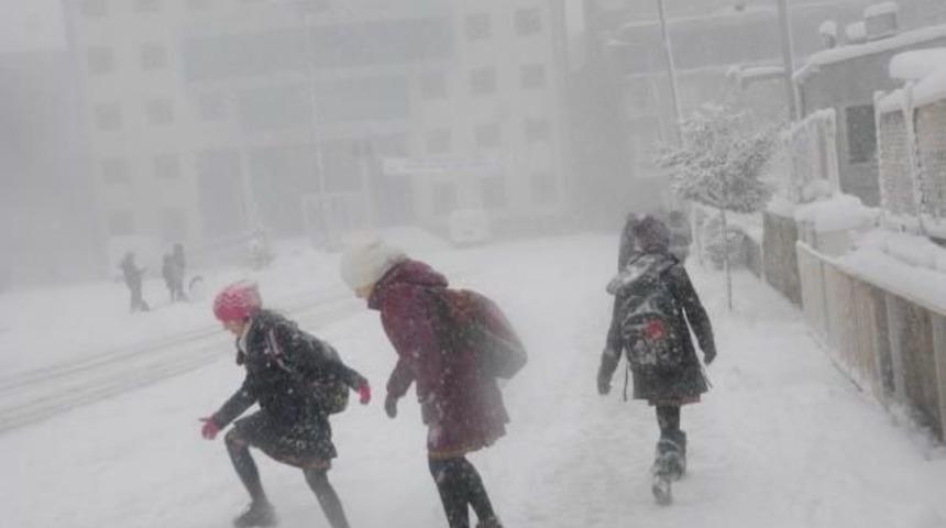 Doğu Kara G&ouml;m&uuml;ld&uuml;; Hakkari'de Okullar Tatil