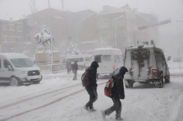 Doğu Kara Gömüldü; Hakkari'de Okullar Tatil