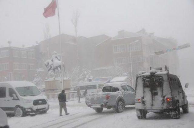 Doğu Kara Gömüldü; Hakkari'de Okullar Tatil