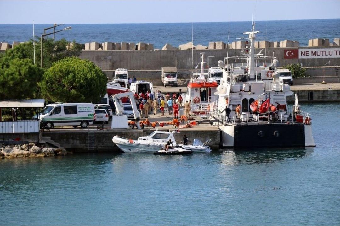 Denizden Kurtarılan 16 Kişi Daha Kıyıya Getirildi